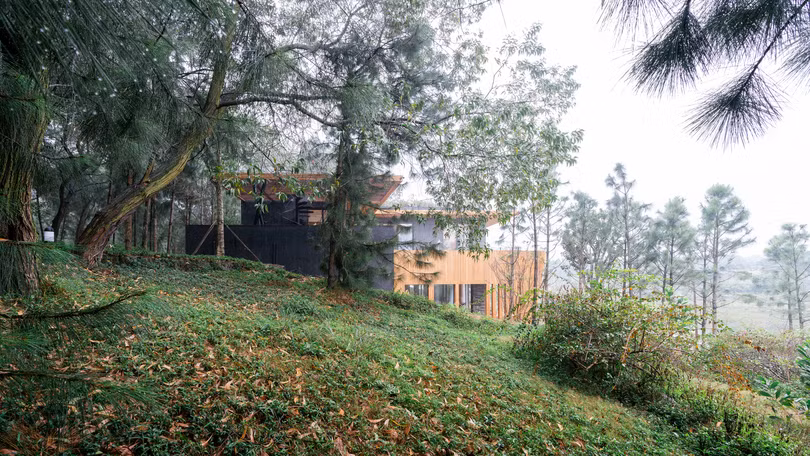 Biệt thự nằm trên đồi thông ở Vĩnh Phúc lên báo nước ngoài