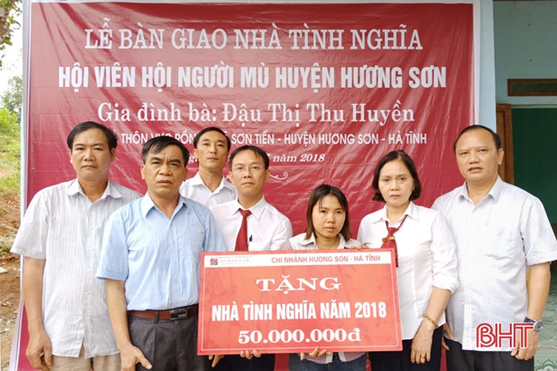 Trao 2 nhà tình thương cho hội viên người mù Hương Sơn