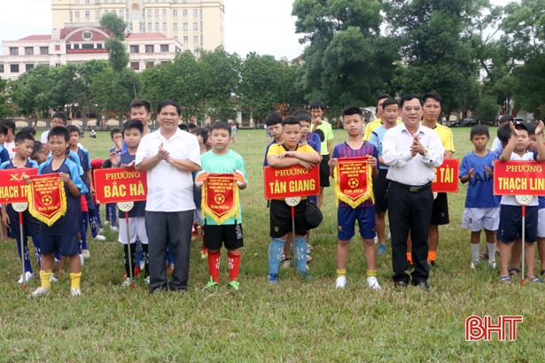 16 đội tranh tài Giải bóng đá TN-NĐ TP Hà Tĩnh