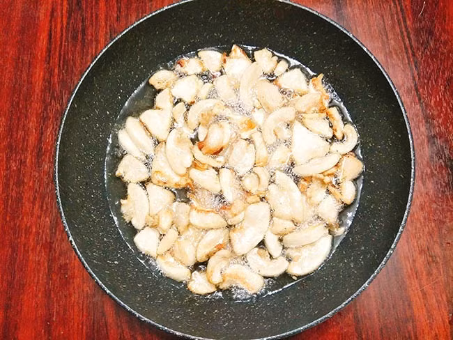 Cách làm tóp mỡ rim me giòn tan đậm vị