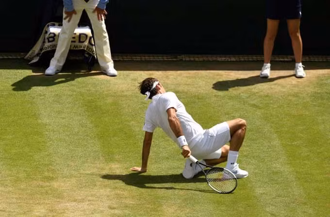 Federer bị loại ở tứ kết Wimbledon: Nhà Vua đã băng hà