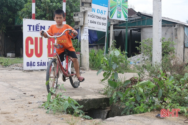 Mương thoát nước “bẫy” người đi đường