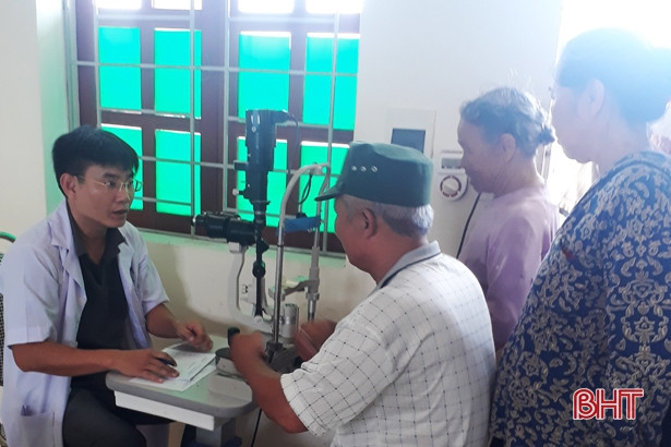 Gần 4.000 người cao tuổi Cẩm Xuyên được khám, cấp thuốc miễn phí