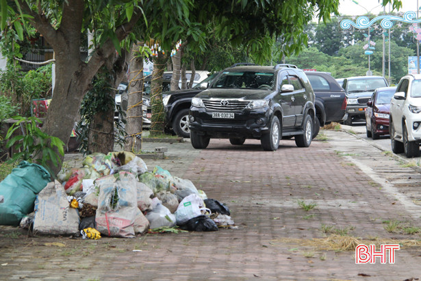 Rác thải “bao vây” thị trấn Đức Thọ