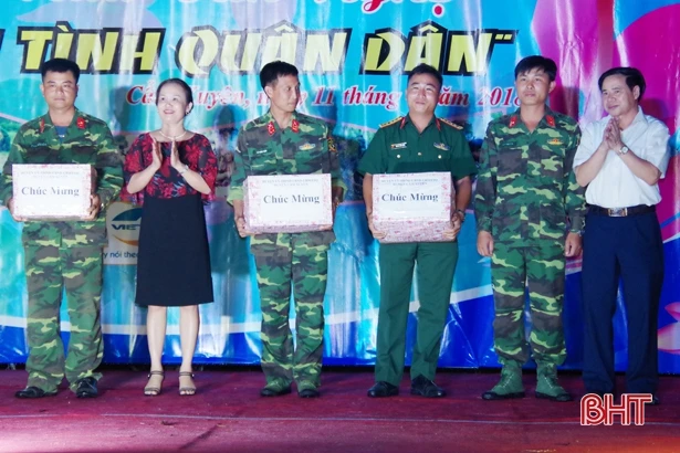 Ấm áp đêm giao lưu văn nghệ thắm tình quân dân ở Cẩm Dương