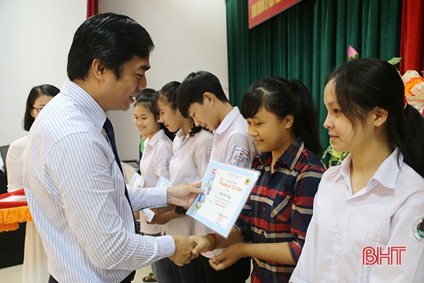 Trao 50 suất học bổng cho học sinh nghèo vượt khó Hà Tĩnh