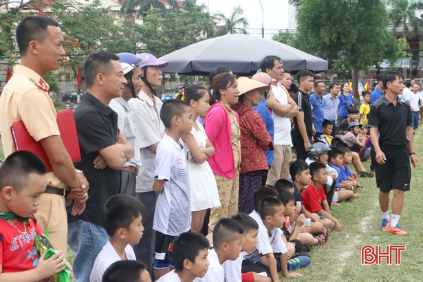 16 đội tranh tài Giải bóng đá TN-NĐ TP Hà Tĩnh