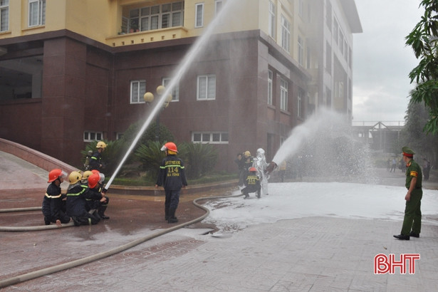 Thực tập phương án chữa cháy, cứu hộ tại Cục Thuế Hà Tĩnh