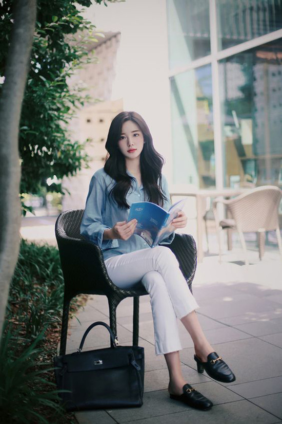 Những set đồ nhẹ nhàng cho ngày làm việc cuối tuần