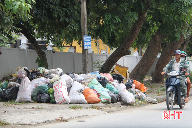 Rác thải “bao vây” thị trấn Đức Thọ