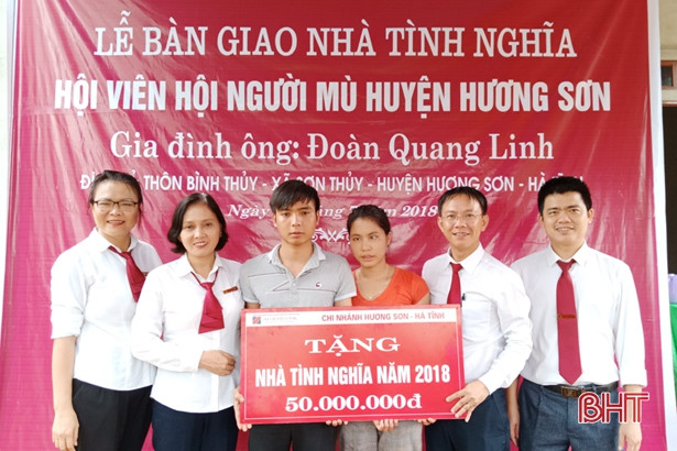 Trao 2 nhà tình thương cho hội viên người mù Hương Sơn