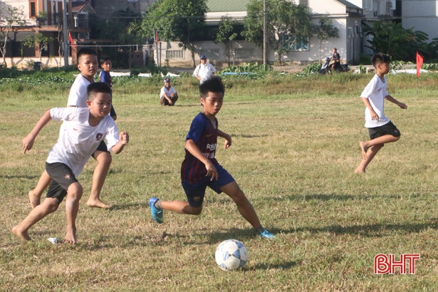 Sôi nổi giải bóng đá thiếu niên phường Hà Huy Tập