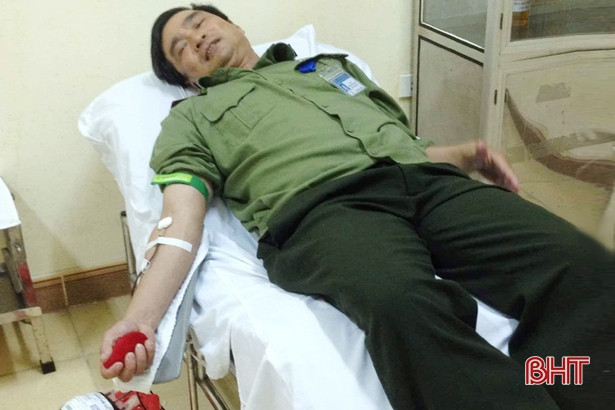 2 nhân viên BVĐK Hà Tĩnh hiến máu hiếm cứu bệnh nhân