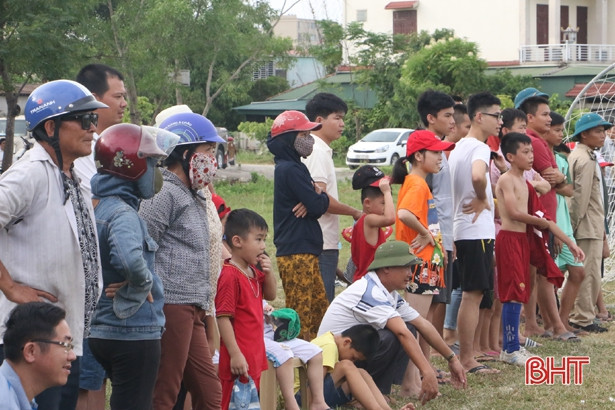 Sôi nổi giải bóng đá thiếu niên phường Hà Huy Tập