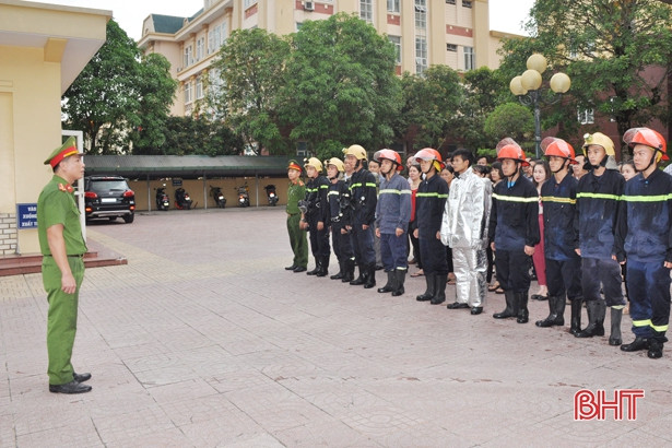 Thực tập phương án chữa cháy, cứu hộ tại Cục Thuế Hà Tĩnh