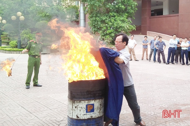Thực tập phương án chữa cháy, cứu hộ tại Cục Thuế Hà Tĩnh