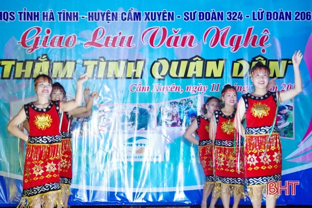 Ấm áp đêm giao lưu văn nghệ thắm tình quân dân ở Cẩm Dương