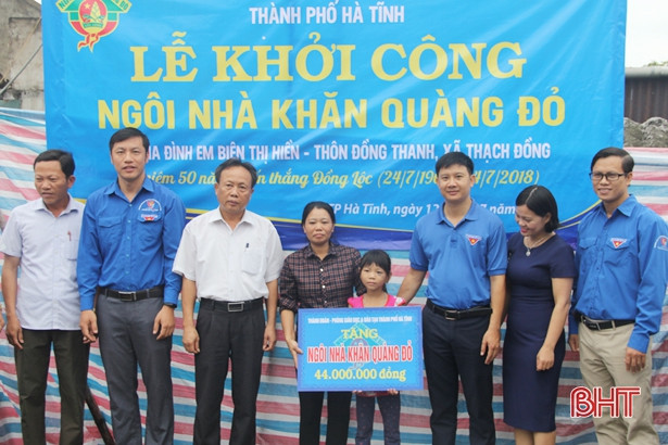 Hỗ trợ 44 triệu đồng xây “Ngôi nhà khăn quàng đỏ” cho học sinh nghèo