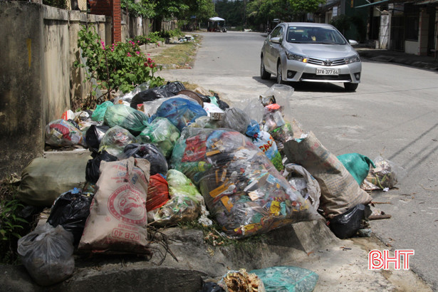 Rác thải “bao vây” thị trấn Đức Thọ