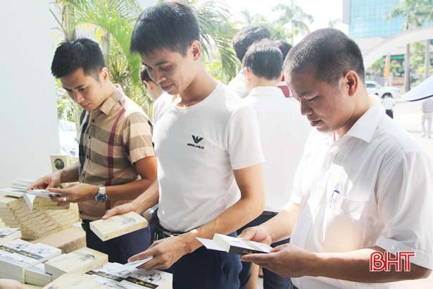 Tập đoàn cà phê Trung Nguyên tặng 5.000 sách quý cho bạn đọc Hà Tĩnh