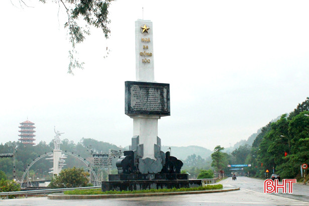 Hoàn thành Cột biểu tượng ngành GTVT tại Ngã ba Đồng Lộc