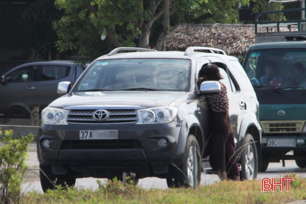 Hốt hoảng khi người bị bệnh tâm thần chặn xe, xin tiền giữa phố