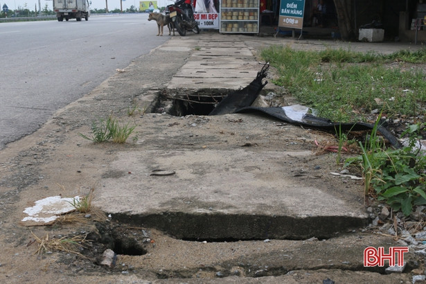 Mương thoát nước “bẫy” người đi đường