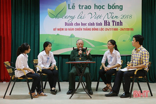 Trao 50 suất học bổng cho học sinh nghèo vượt khó Hà Tĩnh