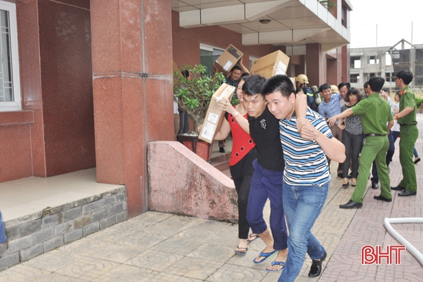 Thực tập phương án chữa cháy, cứu hộ tại Cục Thuế Hà Tĩnh