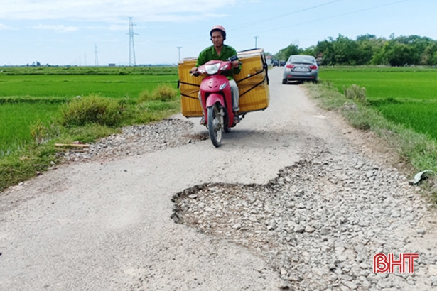 Đường liên xã Thạch Liên - Việt Xuyên “nát như tương”