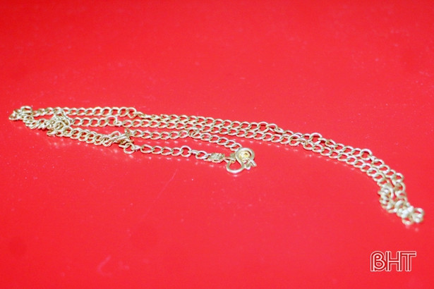 Điều dưỡng BVĐK Hà Tĩnh trả lại dây chuyền vàng cho bệnh nhân