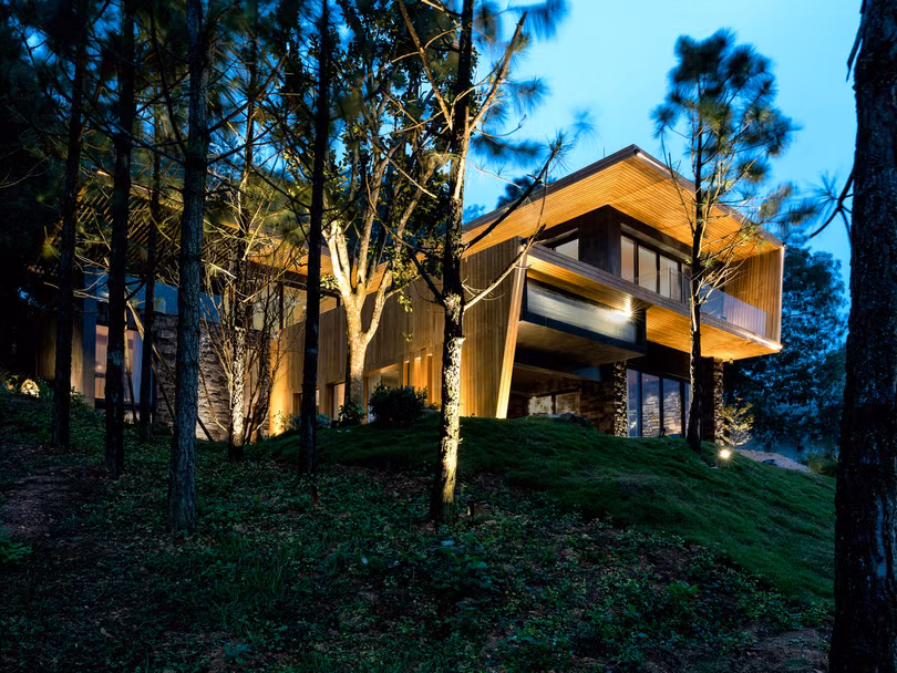 Biệt thự nằm trên đồi thông ở Vĩnh Phúc lên báo nước ngoài