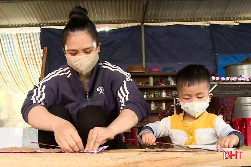 Để có được nén hương đạt chất lượng, người thợ phải cẩn trọng từ khâu chọn nguyên liệu, trộn bột, se hương.