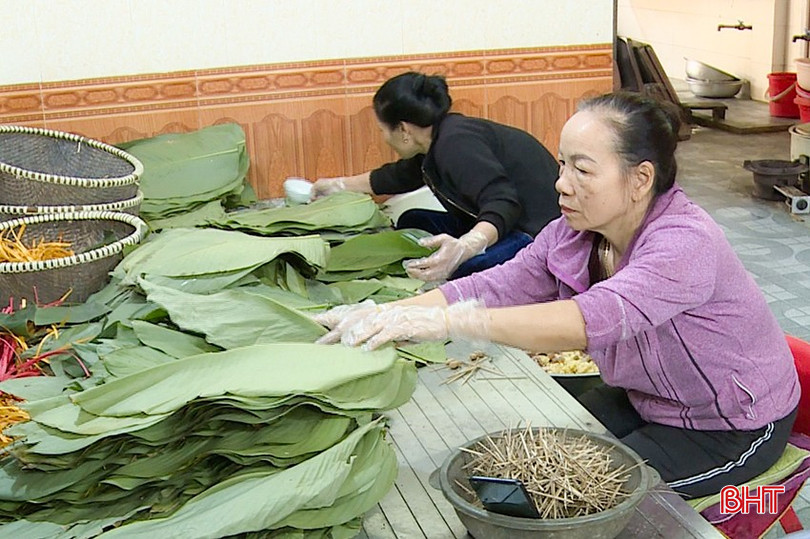 Tục gói bánh chưng và cúng bánh chưng ngày Tết là một nét đẹp văn hóa của người Việt.