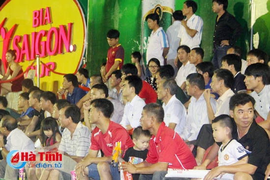 Đông đảo khán giả Thành Sen đến xem và cổ vũ