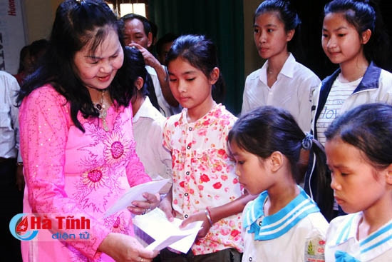 Trao hơn 1,7 tỷ cho các hoàn cảnh khó khăn ở Hương Sơn ảnh 3