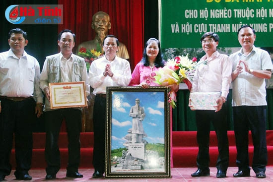 Trao hơn 1,7 tỷ cho các hoàn cảnh khó khăn ở Hương Sơn ảnh 4