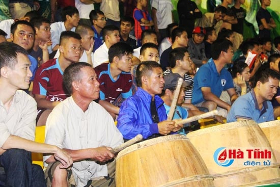 Khán giả cổ vũ hết mình cho các đội chơi