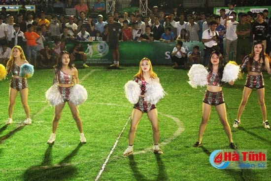 Biểu diễn thể dục nghệ thuật chào mừng các đội bóng trước giờ khai mạc trận chung kết