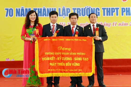 Bí thư Tỉnh ủy – Chủ tịch UBND Lê Đình Sơn trao tặng nhà trường bức trướng của Tỉnh ủy, HĐND, UBND, UBMTTQ tỉnh Bí thư Tỉnh ủy – Chủ tịch UBND Lê Đình Sơn trao tặng nhà trường bức trướng của Tỉnh ủy, HĐND, UBND, UBMTTQ tỉnh