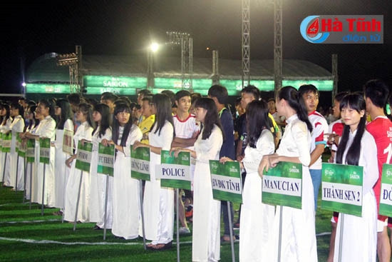 Phó Chủ tịch UBND tỉnh Nguyễn Hồng Lĩnh trao cờ lưu niệm cho các đội tham dự giải