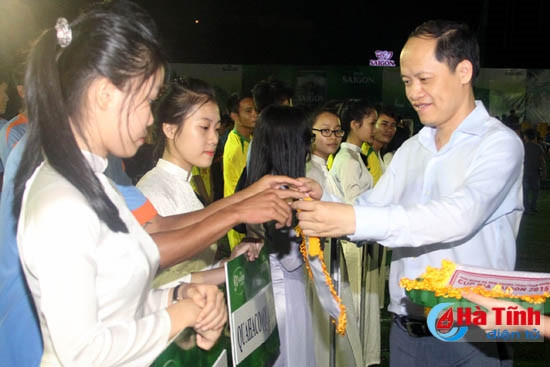 Phó Chủ tịch UBND tỉnh Nguyễn Hồng Lĩnh trao cờ lưu niệm cho các đội tham dự giải