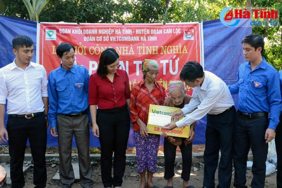 Vietcombank Hà Tĩnh trao tiền hỗ trợ hộ nghèo làm nhà ở ảnh 1