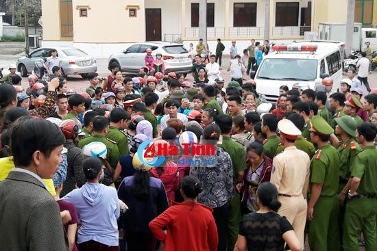Khởi tố hình sự vụ gây rối trật tự công cộng tại UBND thị xã Kỳ Anh ảnh 1