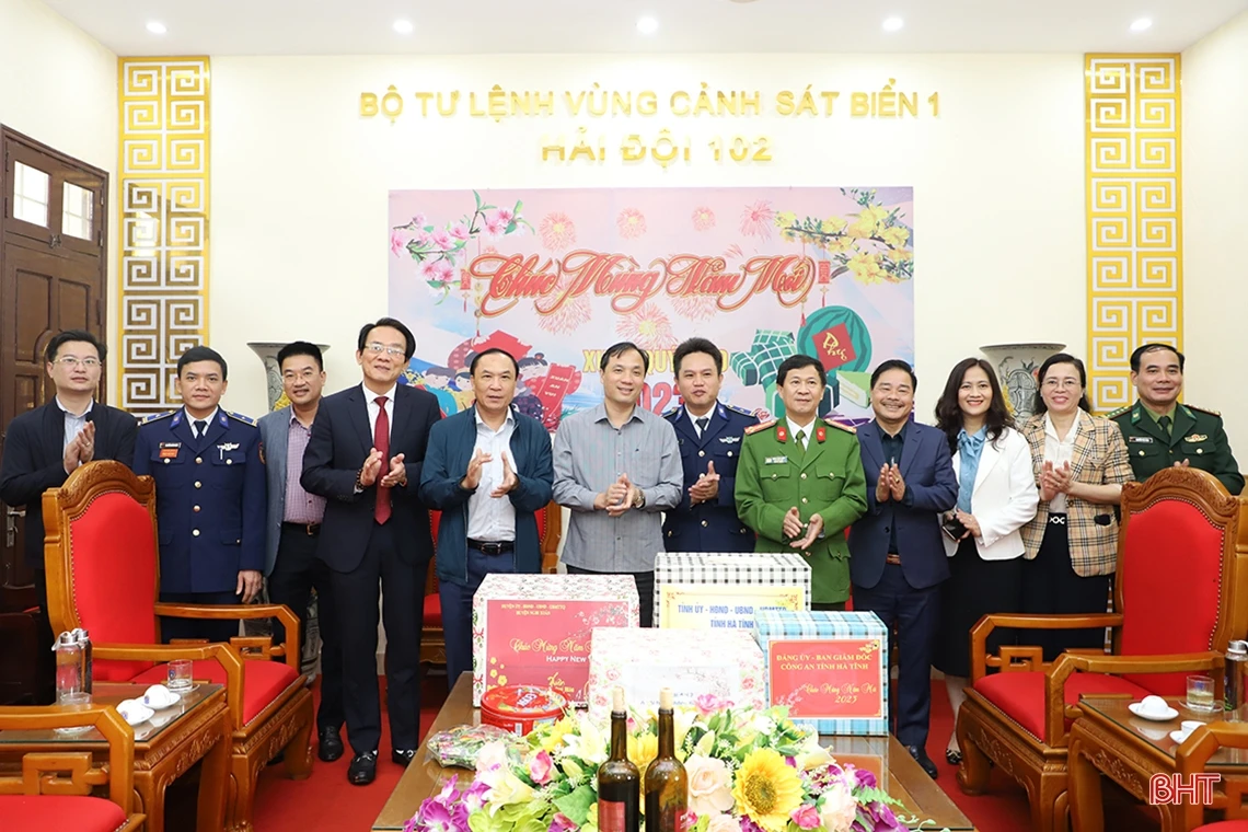 Bí thư Tỉnh ủy Hoàng Trung Dũng chúc tết các đơn vị lực lượng vũ trang