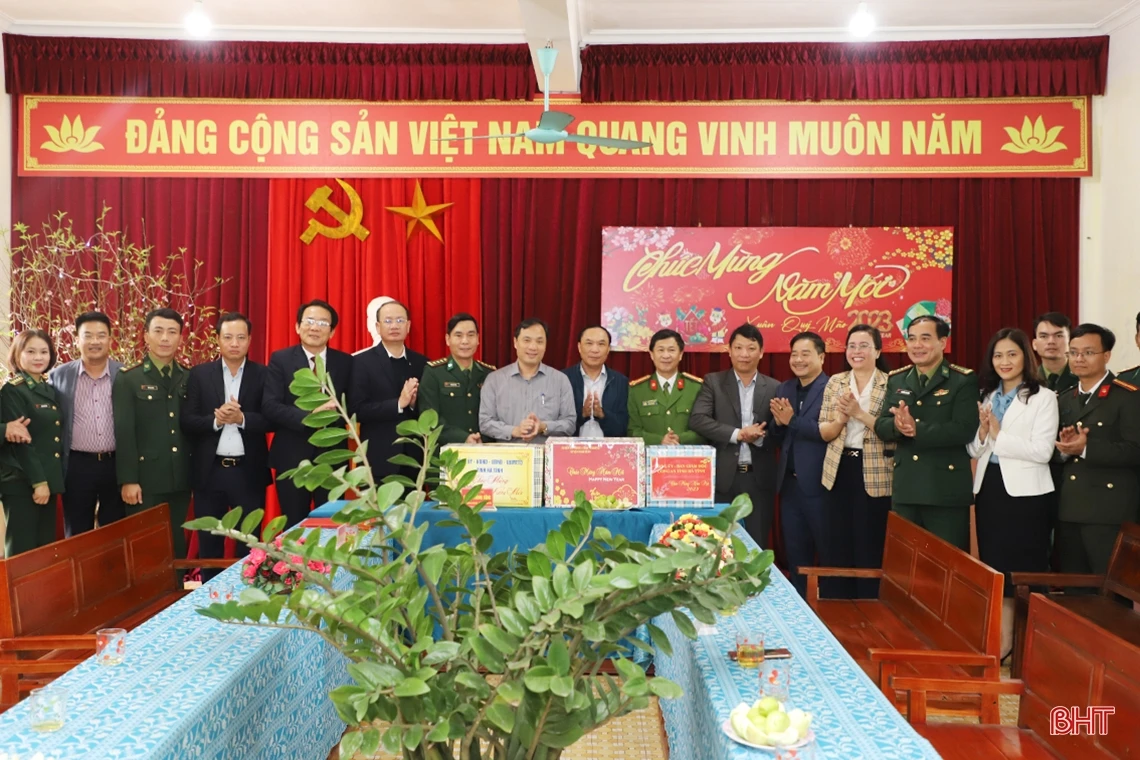 Bí thư Tỉnh ủy Hoàng Trung Dũng chúc tết các đơn vị lực lượng vũ trang