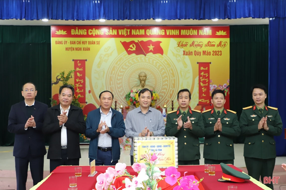 Bí thư Tỉnh ủy Hoàng Trung Dũng chúc tết các đơn vị lực lượng vũ trang