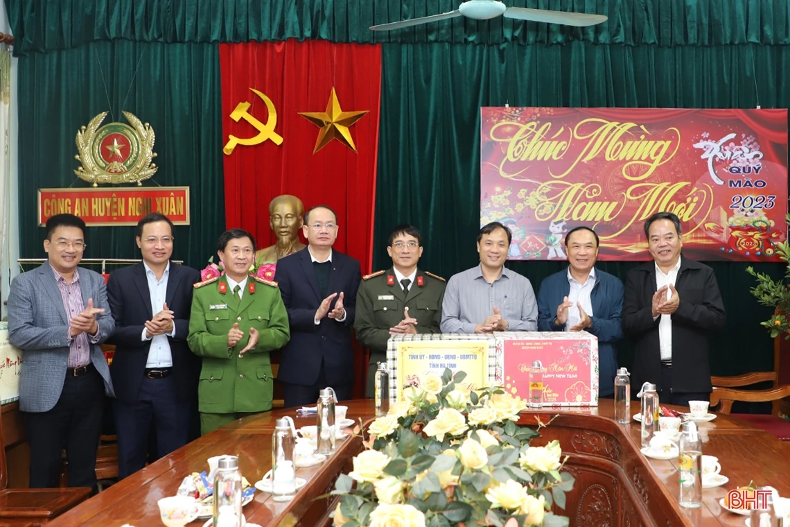 Bí thư Tỉnh ủy Hoàng Trung Dũng chúc tết các đơn vị lực lượng vũ trang