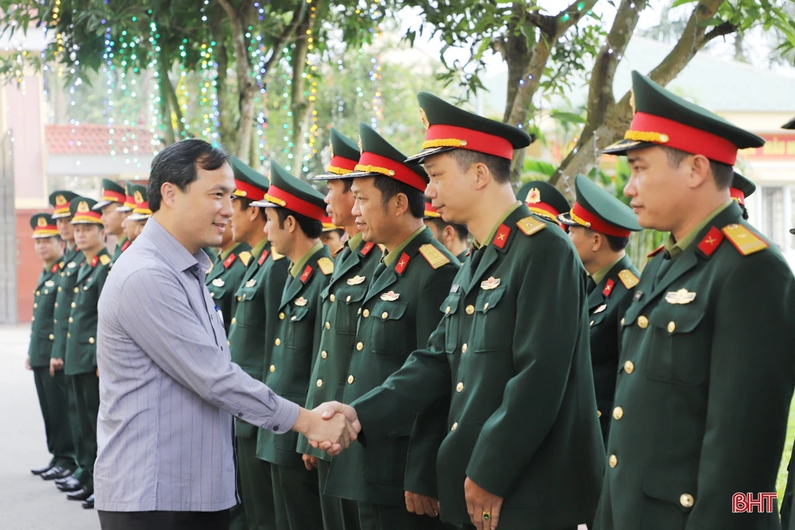 Bí thư Tỉnh ủy Hoàng Trung Dũng chúc tết các đơn vị lực lượng vũ trang