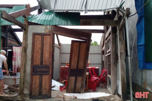 Hà Tĩnh: Lốc xoáy làm tốc mái 23 căn nhà